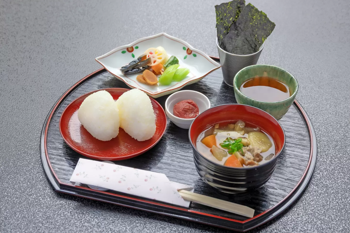 There is also a wide selection of cafe menus and meals available, including rice balls, miso soup, and a set of four pickles, which can be enjoyed without a reservation.