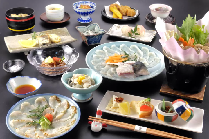 Gosakuso's full course menu allows you to enjoy a wide variety of fugu dishes, including sashimi, hotpot, and fried fugu. Gosakuso's farmed fugu are raised in cold seawater, which means they have a firmer texture and more flavor than farmed fugu.