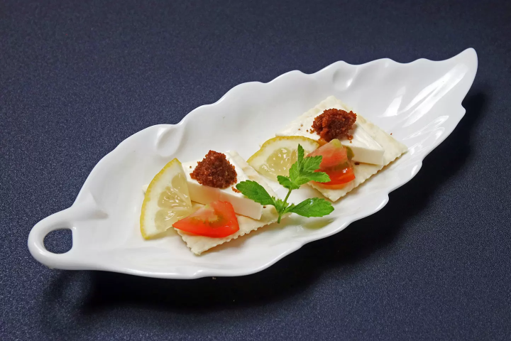 It has a salty and rich flavor that makes an impact even with a small amount. The elegant aroma of sake lees spreads in your mouth when you put it in your mouth, and it goes well with cheese.