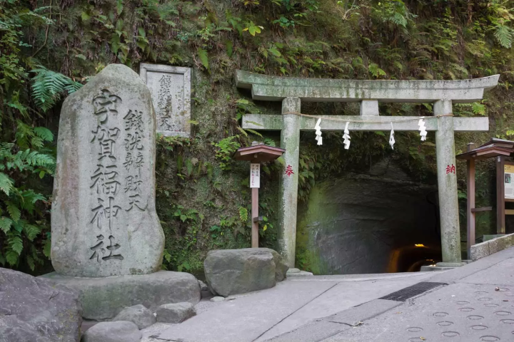 Zeniarai Benzaiten Ugafuku Shrine