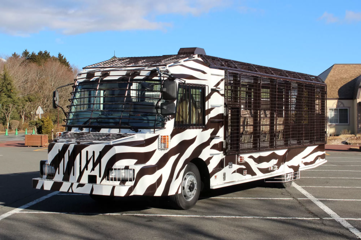 A wire mesh stretches all the way to the ceiling! Ride the Super Jungle Bus and experience the thrill of Fuji Safari Park!