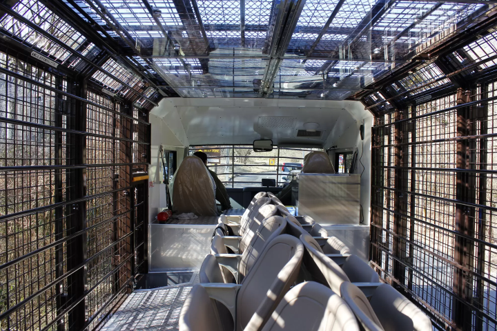 A wire mesh stretches all the way to the ceiling! Ride the Super Jungle Bus and experience the thrill of Fuji Safari Park!