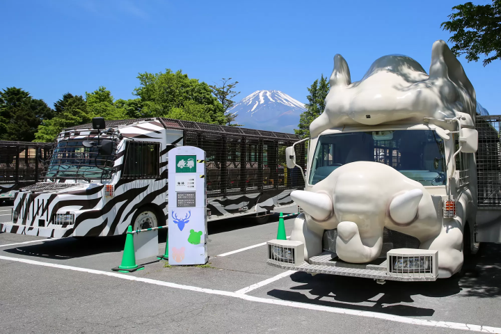 A wire mesh stretches all the way to the ceiling! Ride the Super Jungle Bus and experience the thrill of Fuji Safari Park!