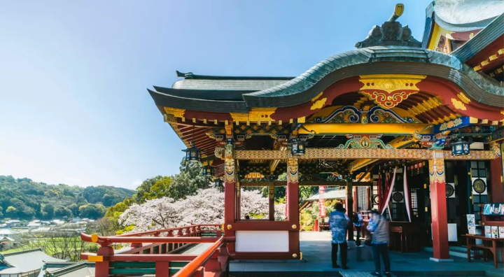 【佐賀県鹿島市】祐徳稲荷神社の魅力｜昼夜で変わる絶景、ライトアップからグルメまで