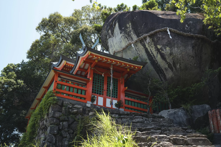 Kamikura Shrine and Gotobiki Rock atop a steep cliff © Wakayama Prefecture Tourism Federation<br>