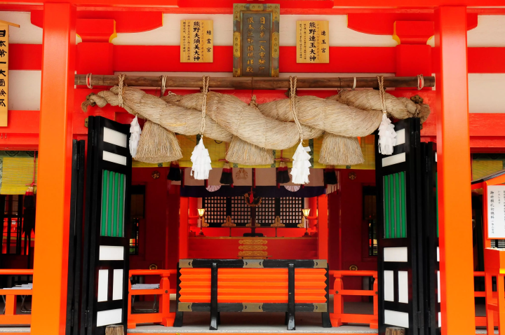 Kumano Hayatama Taisha Shrine (Left: Kumano Fusumi-no-Okami, Right: Kumano Hayatama-no-Okami) © Wakayama Prefecture Tourism Federation<br>