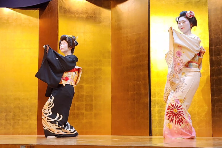 "Dance of Geiko and Maiko" *Image provided by Gero-Onsen Gassho-mura 