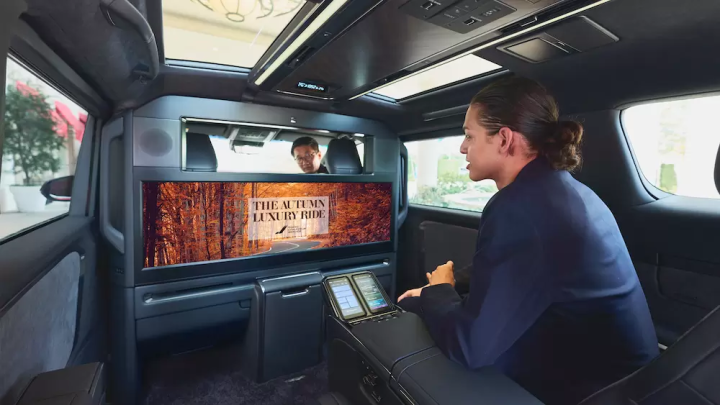 A luxurious trip to enjoy the autumn leaves in a premium hire car to satisfy all five senses