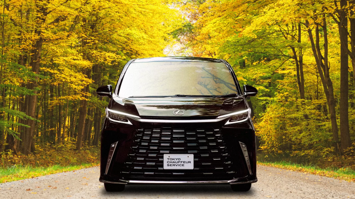A luxurious trip to enjoy the autumn leaves in a premium hire car to satisfy all five senses