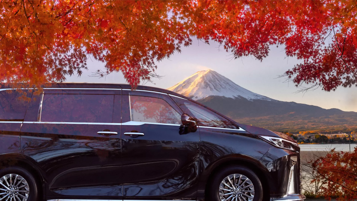 A luxurious trip to enjoy the autumn leaves in a premium hire car to satisfy all five senses