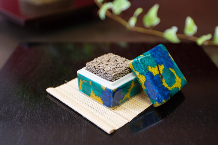 Incense holders decorated with the "Aote" pattern. Available for sale at the front desk. 