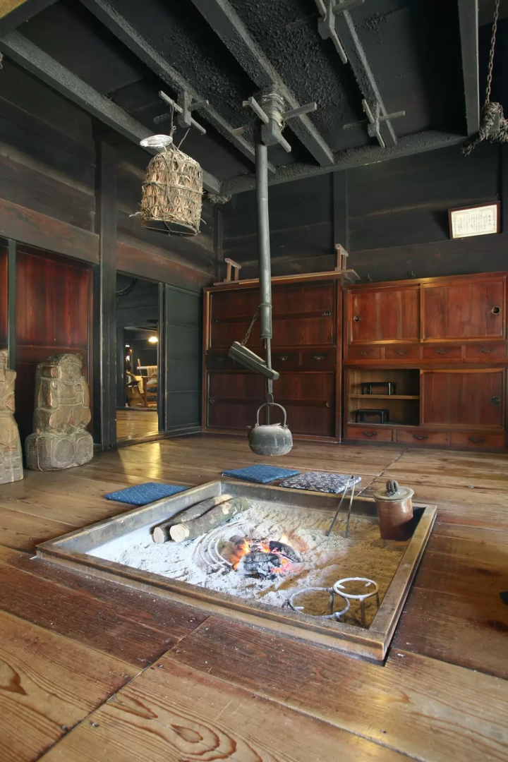 Fire in the hearth *Photo provided by Gero Onsen Tourism Association 