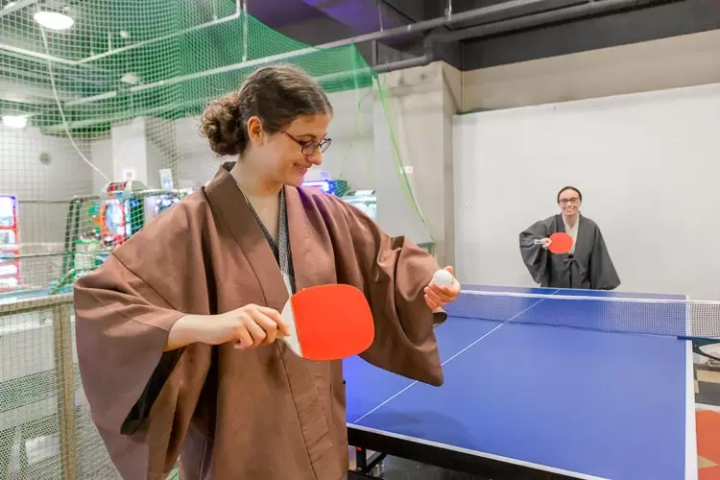In Japanese hot spring inns, guests can often enjoy not only the hot spring baths but also other in-house entertainment, with table tennis being a prime example of this activity.