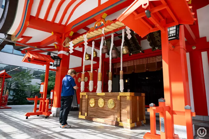 Enjoy sightseeing in Shinjuku! Shrines, shopping, Kabukicho Tower, and all-you-can-eat sushi