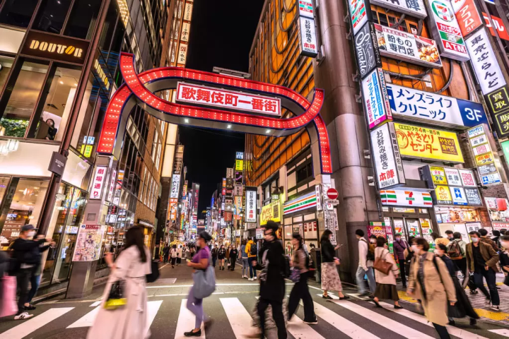 Enjoy sightseeing in Shinjuku! Shrines, shopping, Kabukicho Tower, and all-you-can-eat sushi