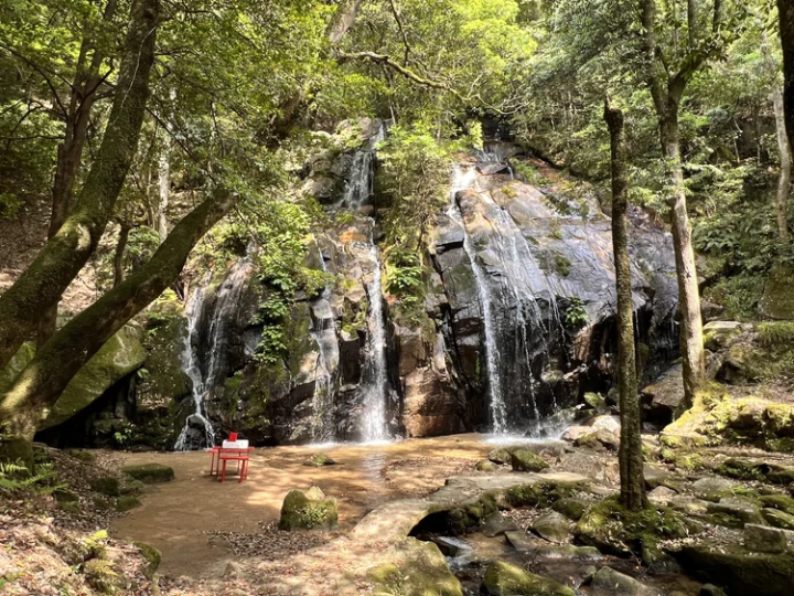 The waterfall on the right is called "Otoko-taki" (male waterfall) and the waterfall on the left is called "Metaki" (female waterfall). Together with the waterfalls downstream, "Hakuryu" and "Garyu", they are collectively known as "Kanabiki-no-taki". 