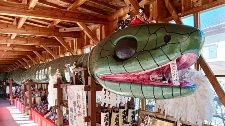 巨大な「大蛇みこし」写真提供：観光ぐんま 