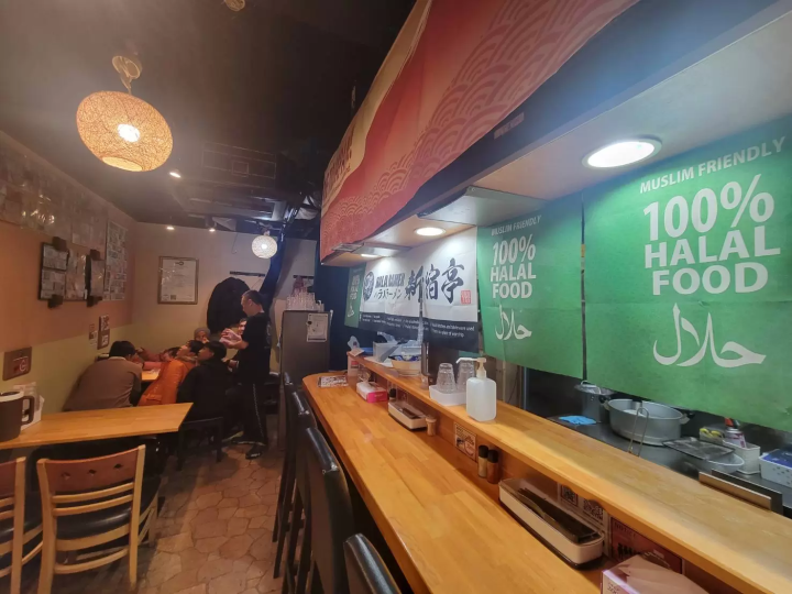 Ken, owner of Halal ramen restaurant "Shinjukutei," wants to welcome Muslim travelers.