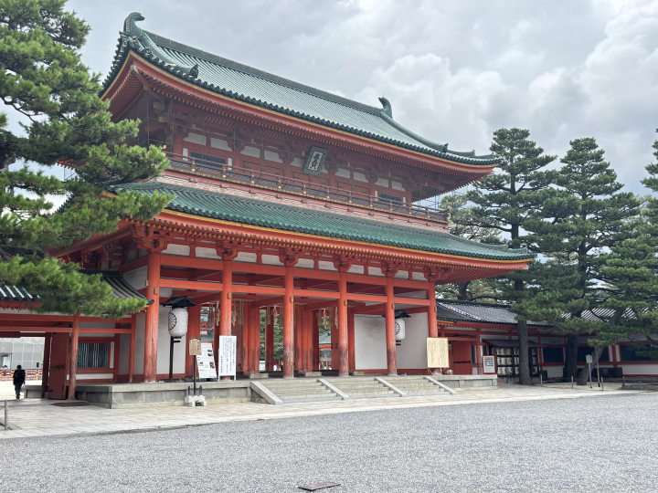 After passing through Shinto, you will reach the goal, Heian Shrine