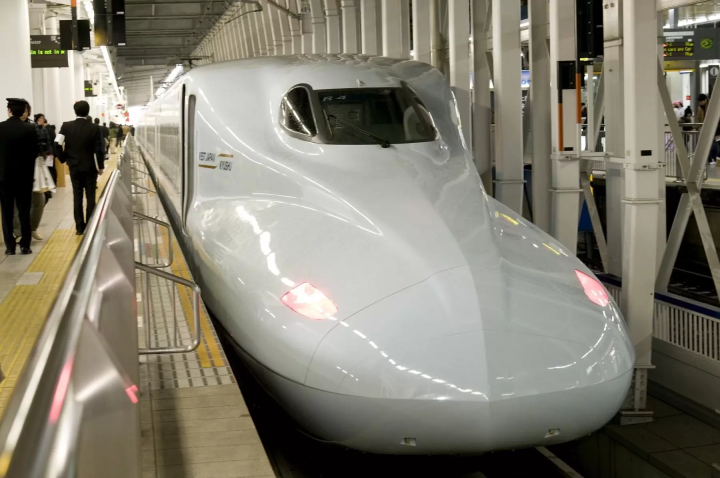 Kyushu Shinkansen (Photo courtesy of Fukuoka City) 