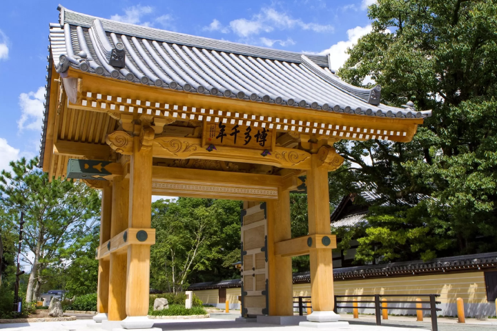 Hakata Sennenmon Gate, the symbol of Hakata Old Town (Photo courtesy of Fukuoka City) 