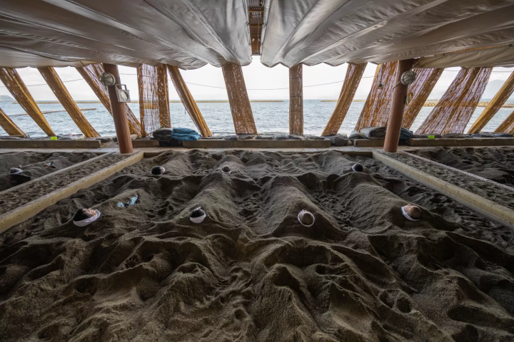 Sand Bath Hall "Saraku" (Kagoshima) (Photo provided by: © Kyushu Tourism Organization) 