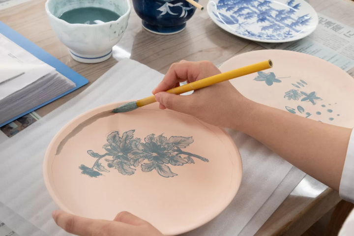 Arita ware making experience (Saga Prefecture) (Photo provided by: © Kyushu Tourism Organization) 