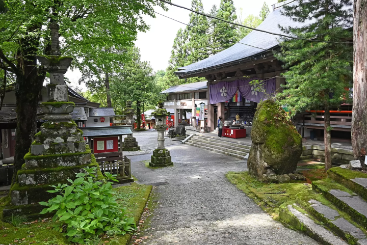 Purify your body and mind under a waterfall—Experience Japanese culture and spirit at Oiwasan Nissekiji Temple in Toyama