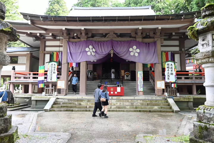 You can also enter the main hall and worship there. 