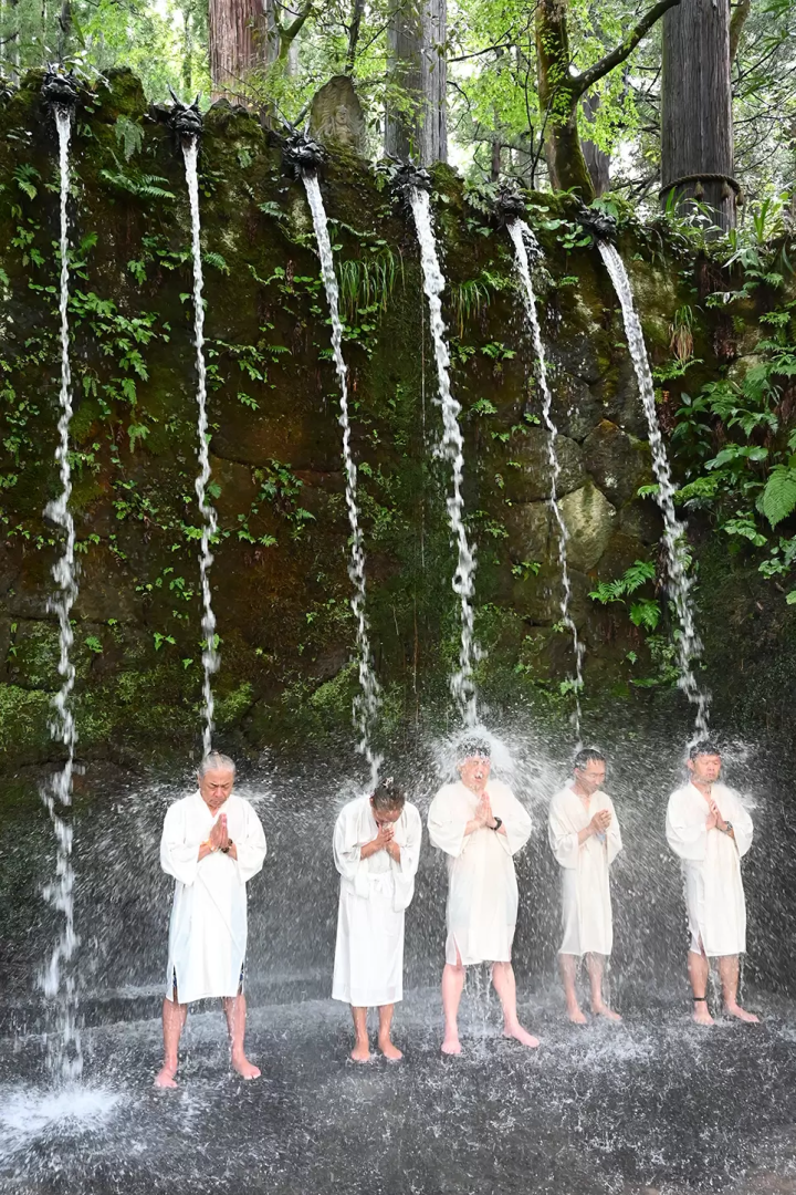 Purify your body and mind under a waterfall—Experience Japanese culture and spirit at Oiwasan Nissekiji Temple in Toyama