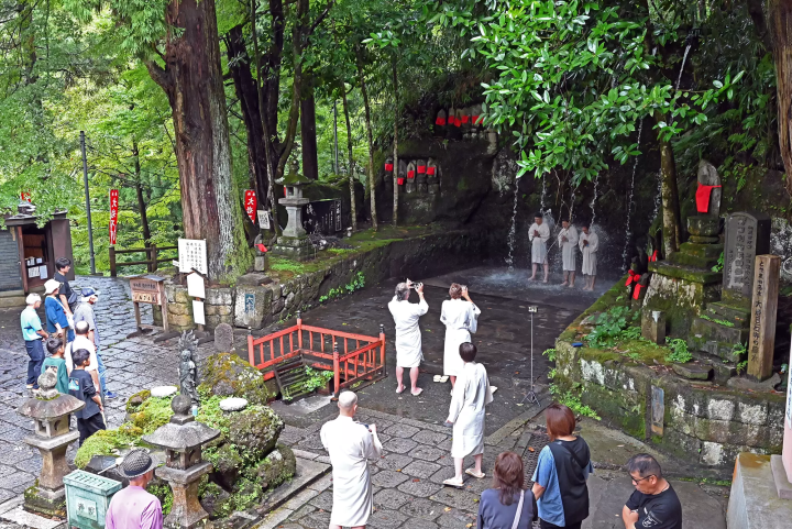 Purify your body and mind under a waterfall—Experience Japanese culture and spirit at Oiwasan Nissekiji Temple in Toyama