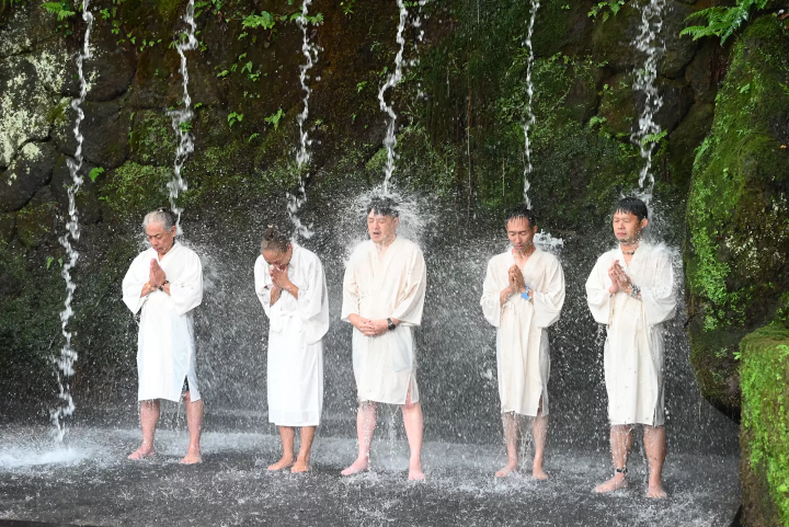 A group of people from the Kanto region came to experience waterfall asceticism. Many worshippers come from far away, and even from overseas, to experience waterfall asceticism. 