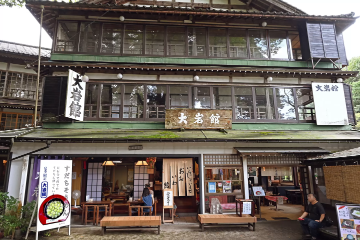 Purify your body and mind under a waterfall—Experience Japanese culture and spirit at Oiwasan Nissekiji Temple in Toyama