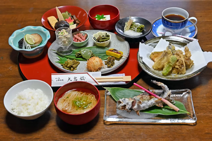 Purify your body and mind under a waterfall—Experience Japanese culture and spirit at Oiwasan Nissekiji Temple in Toyama