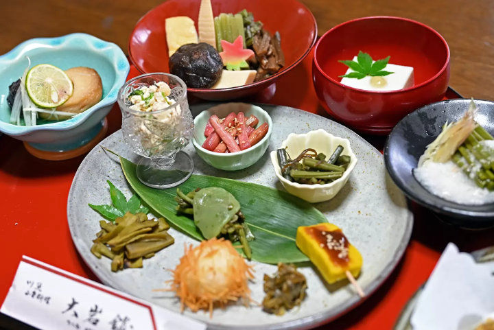 Purify your body and mind under a waterfall—Experience Japanese culture and spirit at Oiwasan Nissekiji Temple in Toyama