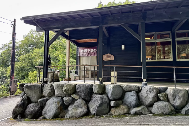 Purify your body and mind under a waterfall—Experience Japanese culture and spirit at Oiwasan Nissekiji Temple in Toyama