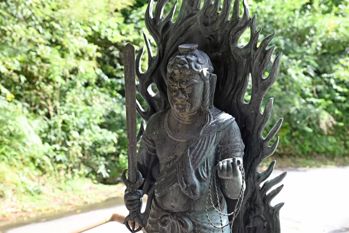 A statue of Acala enshrined at the entrance. 