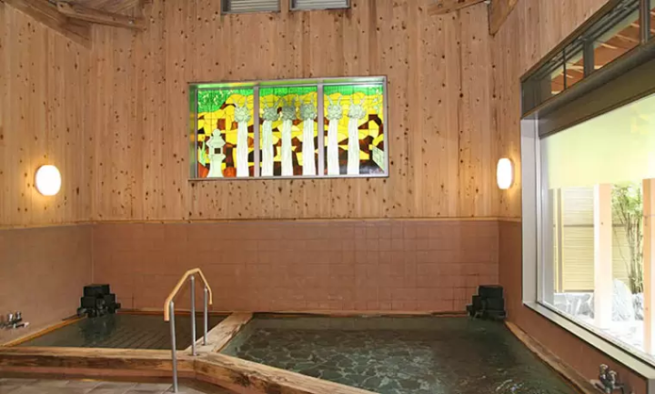 Roppontaki no Yu is decorated with stained glass depicting Roppontaki waterfalls. 