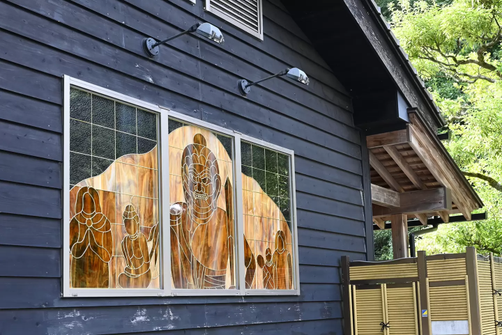 This is a photo of the window of Acala Bath taken from the parking lot. Looking out from the indoor bath, the light filtering through is very beautiful. 