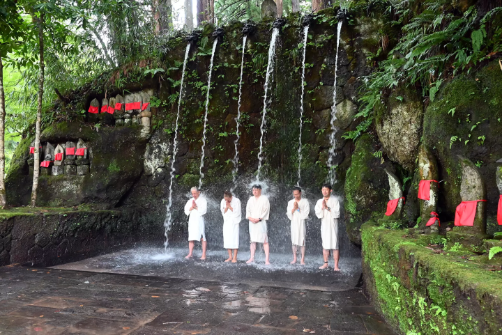 Purify your body and mind under a waterfall—Experience Japanese culture and spirit at Oiwasan Nissekiji Temple in Toyama