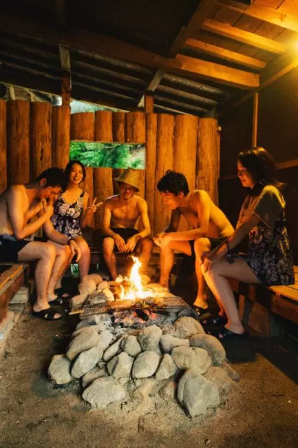 Next to the sauna there is a handmade hearth, which can be used as an outdoor bathing space to lie down or as a place to keep warm in the winter. 