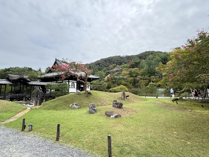 The beautiful garden, which uses borrowed scenery techniques, is also a famous spot for viewing autumn leaves and cherry blossoms.