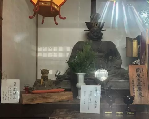 It is open to the public during the Obon festival "Rokudo Mairi"