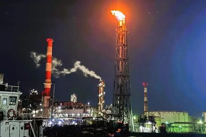 ไกด์ส่วนตัวจะพาคุณไปชมทิวทัศน์ยามค่ำคืนของโรงงานคาวาซากิด้วยรถยนต์ส่วนตัว!