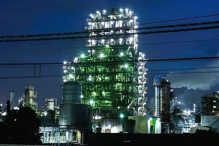 ไกด์ส่วนตัวจะพาคุณไปชมทิวทัศน์ยามค่ำคืนของโรงงานคาวาซากิด้วยรถยนต์ส่วนตัว!