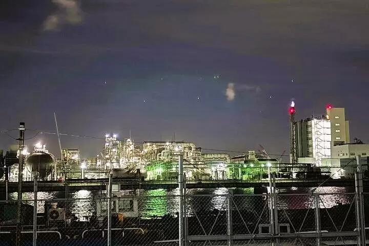 ไกด์ส่วนตัวจะพาคุณไปชมทิวทัศน์ยามค่ำคืนของโรงงานคาวาซากิด้วยรถยนต์ส่วนตัว!