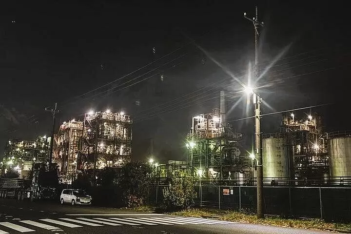 ไกด์ส่วนตัวจะพาคุณไปชมทิวทัศน์ยามค่ำคืนของโรงงานคาวาซากิด้วยรถยนต์ส่วนตัว!