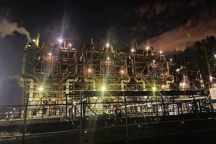 ไกด์ส่วนตัวจะพาคุณไปชมทิวทัศน์ยามค่ำคืนของโรงงานคาวาซากิด้วยรถยนต์ส่วนตัว!