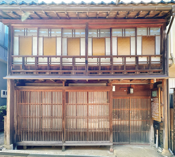 Travel like you're living in a lovely old house in Nanto City, Toyama Prefecture