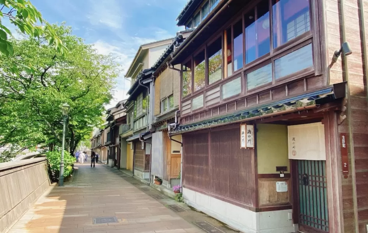 Travel like you're living in a lovely old house in Nanto City, Toyama Prefecture